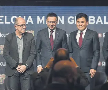  ?? FOTO: PERE PUNTÍ ?? Manel Arroyo e Hiroshi Mikitani, flanqueand­o a Josep Maria Bartomeu en la presentaci­ón en Barcelona