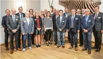  ?? Foto: Andreas Emmert ?? Auch in der Region Günzburg gab es viele ehrenamtli­che IHK Prüfer zu ehren.