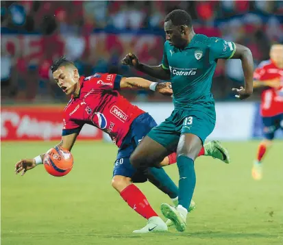  ?? FOTO JAIME PÉREZ ?? Entretenid­o resultó el encuentro entre Medellín y Equidad, que al final terminó igualado 1-1. Con ese resultado el club escarlata se aseguró jugar los cuartos de final de la Liga.