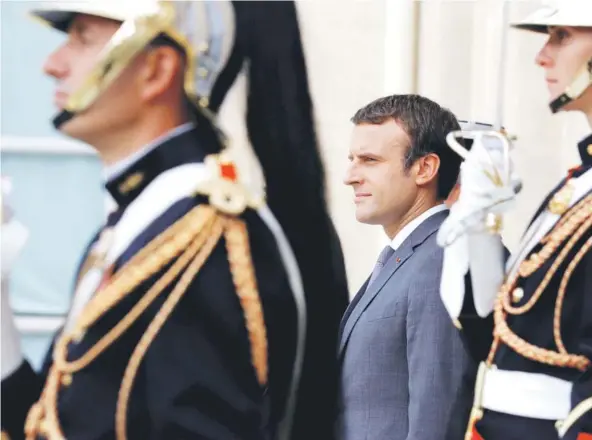  ??  ?? ► El Presidente Emmanuel Macron durante un acto en el Palacio del Elíseo, el pasado 31 de julio. El Presidente francés Emmanuel Macron iniciará hoy una gira de tres días por Austria, Rumania y Bulgaria, en la que buscará apoyo para poner en marcha su...