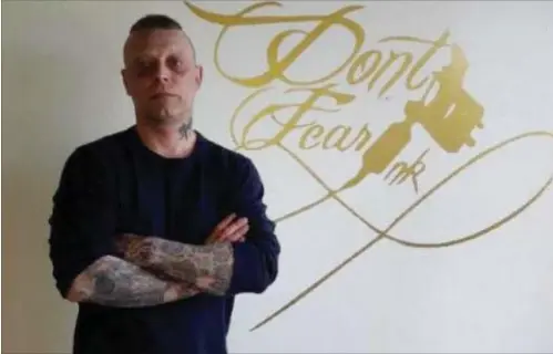  ??  ?? Michael Enager kører sammen med sin søn tatovørfor­retningen Don’t Fear Ink i Naestved. En mand blev skudt uden for forretning­en fredag aften.