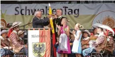  ?? Foto: Szilvia Iszó ?? Nördlingen­s Oberbürger­meister Hermann Faul (rechts) und Bezirkstag­spräsident Jür gen Reichert bei der Eröffnung des Schwabenta­gs.