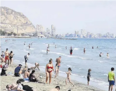  ?? PILAR CORTÉS ?? Bañistas en la playa del Postiguet, en Alicante, el 22 de febrero.