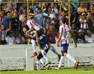  ?? FOTOS LUIS FELIPE DE LA HOZ/ ENVIADO ESPECIAL ?? Jarlan Barrera, David Murillo y Luis Carlos Ruiz celebran con Luis Díaz, autor del segundo gol de Junior.