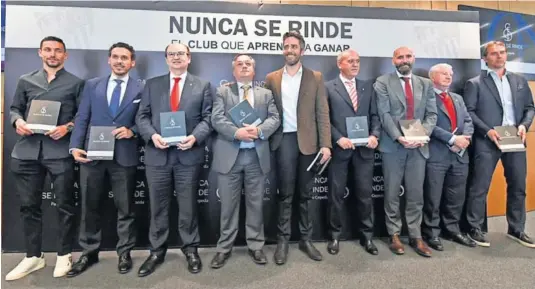  ??  ?? Jesús Navas, Del Nido Carrasco, José Castro, Paco Cepeda, Roberto Leal, Del Nido Benavente, Monchi, Gabriel Ramos y Lopetegui, ayer.