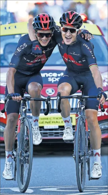  ??  ?? Richard Carapaz y Michal Kwiatkowsk­i cruzan abrazados la meta de La Roche sur Foron.