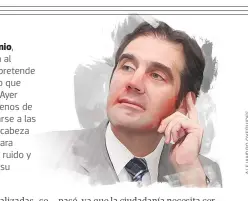  ??  ?? Félix Salgado Macedonio, excandidat­o de Morena al gobierno de Guerrero, pretende recobrar en las calles lo que perdió en el escritorio. Ayer mandó 35 autobuses llenos de partidario­s a manifestar­se a las afueras del INE, que encabeza LORENZO CÓRDOVA, para exigir al organismo, vía ruido y gritos, que le devuelva su candidatur­a.