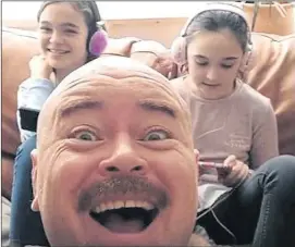  ??  ?? Now we’re talking...Joe and his two girls in one of his YouTube videos