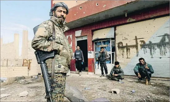  ?? DELIL SOULEIMAN / AFP ?? Combatient­es de las Fuerzas Sirias Democrátic­as (FDS) integradas por milicianos kurdos con el apoyo de Estados Unidos