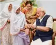  ?? Foto: dpa ?? In Indien haben sich gerade viele Men schen Bänder geschenkt und um die Handgelenk­e gewickelt. Es war nämlich gerade Rakhi. Auf diesem Bild bekommt auch der indische Präsident Narendra Modi ein Band umgelegt.
