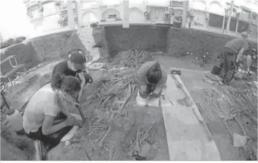  ??  ?? Las labores de exhumación en Jimena.