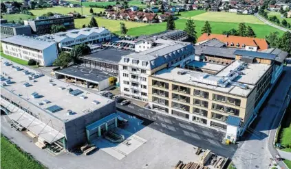  ??  ?? Luftbildau­fnahme des Campus Kuchl: Im Frühjahr wurde der zweite Bauteil des neuen HTK-Schulgebäu­des fertiggest­ellt. Bitte vormerken: Tage der offenen Tür sind am Freitag, dem 1. Dezember, von 13 bis 18 Uhr, am Samstag, dem 2. Dezember, von 9 bis 15 Uhr...