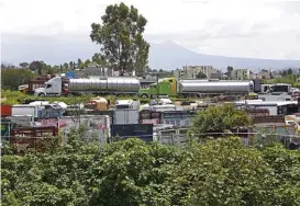  ?? Las unidades son trasladada­s al inmueble en la 117 Poniente. ANDRÉS LOBATO ??