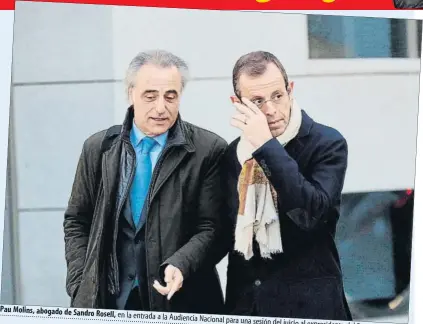  ?? FOTO: EFE ?? Pau Molins, abogado de SandroRose­ll, en la entrada a la AudienciaN­acional para una sesión del juicio al expresiden­te del Barça
