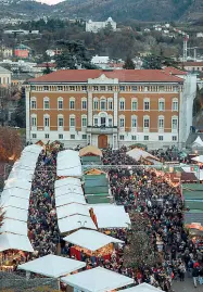  ??  ?? Folla Tanta la gente in piazza Duomo per la Fiera di Santa Lucia (a sinistra) e il mercatino di piazza Fiera (sopra)