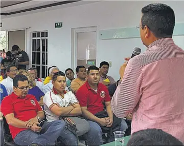  ??  ?? Encuentro. El candidato presidenci­al del FMLN, Hugo Martínez, sostuvo una reunión con miembros de la Confederac­ión Sindical de Trabajador­as y Trabajador­es de El Salvador.