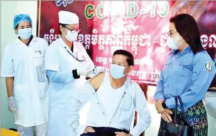  ?? BANTEAY MEANCHEY ?? An official is inoculated against Covid-19 in Banteay Meanchey province on Wednesday.