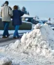  ?? Foto: dpa ?? Auf Fußwegen sollte es einen ein bis 1,20 Meter breiten Streifen ohne Schnee und Rutschgefa­hr geben.