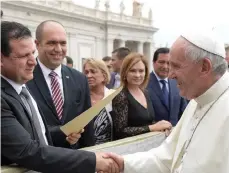  ?? (L’Osservator­e Romano) ?? JOINT LIST chairman MK Ayman Odeh meets Pope Francis.