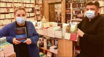  ??  ?? À Cannes, Florence Kammermann et son compagnon ne veulent pas tirer la couverture à eux, mais pas question de fermer la librairie Autour d’un livre au nom du confinemen­t imposé. (Photo A. Carini)