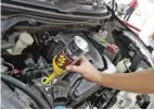  ??  ?? Engine flush maupun oil treatment, pemakaiann­ya tinggal dituang ke dalam mesin