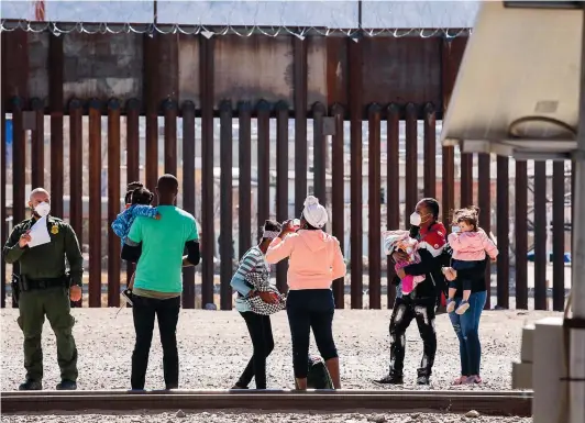  ?? PHOTO AFP ?? Un agent de la patrouille frontalièr­e appréhende un groupe de migrants près du centre-ville d’El Paso, au Texas, le 15 mars 2021.