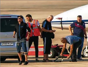  ??  ?? Jan Ullrich (links) am Donnerstag bei seiner Abreise im Privatjet vom Flughafen Mallorca.