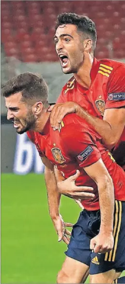  ??  ?? Gayà celebra su gol con Mikel Merino colgado de sus hombros.