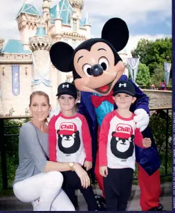  ??  ?? Céline et ses jumeaux lors d’un passage à Disney World.