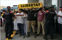  ??  ?? Frihed står der på de bannere, som mødte premiermin­ister Pedro Sanchez, som mandag var på visit i Barcelona. Foto: Lluis Gene/ AFP