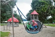  ??  ?? Am Ilsesee können sich die Kinder auf zwei Spielplätz­en austoben – und bei schönem Wetter natürlich auch planschen und baden.