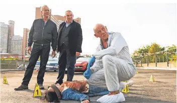  ?? FOTO: DPA ?? Da ist leider nichts mehr zu machen: Max Ballauf (Klaus J. Behrendt), Freddy Schenk (Dietmar Bär) und Rechtsmedi­ziner Dr. Roth (Joe Bausch) am Tatort.