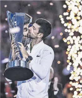  ?? Marco Bertorello / AFP ?? Novak Djokovic besa la copa de mestre, ahir a la nit a Torí.