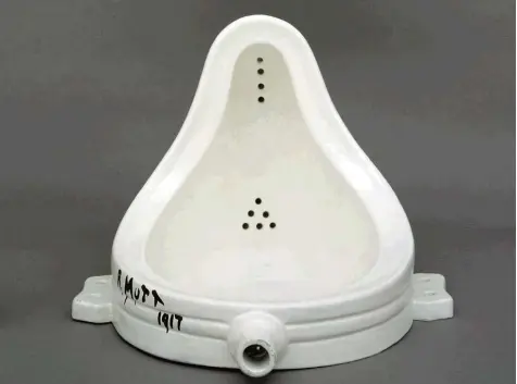  ?? Fotos: dpa ?? Eine Replik aus dem Jahr 1964 von Marcel Duchamps „Fountain“, ursprüngli­ch präsentier­t 1917 in New York.