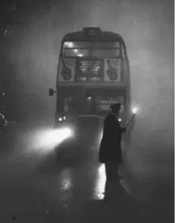  ?? FOTO GETTY IMAGES ?? Bussen en auto’s konden letterlijk alleen stapvoets verder: er moest iemand voor het voertuig wandelen met een licht.