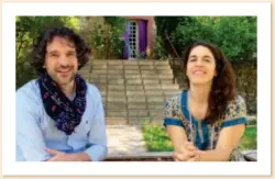  ??  ?? JULIE THÉROND & STÉPHANE AYRAULT sont les fondateurs de l'école de yoga Nataraj
Sadhana basée à Nîmes. www.natarajsad­hana-yoga-school.com