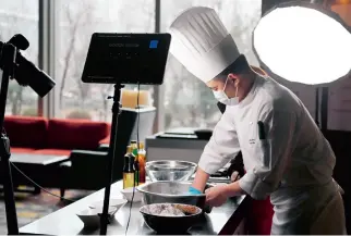  ??  ?? On March 9, a five-star hotel in Shenyang sponsors a cooking class online to teach people how to make delicious food while they are staying at home during the epidemic.