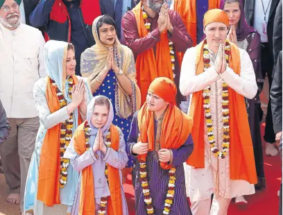  ?? ADNAN ABIDI/REUTERS ?? Trudeau, con su esposa y sus hijos, durante una visita a un templo sikh