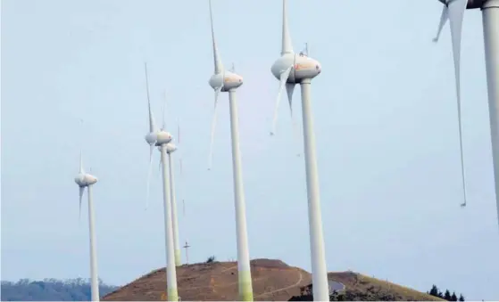  ?? JORGE NAVARRO ?? El costo del Parque Eólico del Valle Central, en Salitral de Santa Ana, duplicó el cálculo inicial de la Compañía Nacional de Fuerza y Luz. Este proyecto, junto al de Balsa Inferior, en Santa Rita de Florencia de San Ramón, provocó un descalabro financiero en la Compañía.