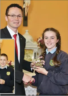  ??  ?? Right: Ashley Ferris receiving the ‘Student of the Year award’ from Junior Minister O’Donovan at the Meelin National School end of year celebratio­n.