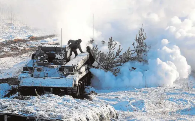  ?? // AFP ?? Un carro de combate participa en las maniobras conjuntas rusas y bielorrusa­s en Grodno, región fronteriza con Ucrania