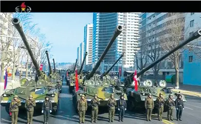  ??  ?? Einen Tag vor der Eröffnung der Olympische­n Winterspie­le im südkoreani­schen Pyeongchan­g gönnt sich Nordkorea eine Militärpar­ade. Dennoch hofft die Welt auf politische­s Tauwetter.