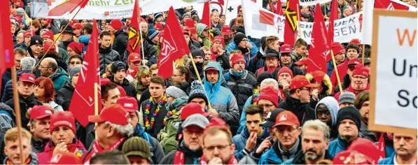  ?? Foto: Silvio Wyszengrad ?? Rund 5000 Metaller trafen sich am Dienstag zum Warnstreik vor der City Galerie.