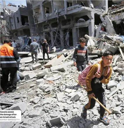  ?? ASHRAF AMRA/GETTY ?? Gazans assess the damage after an Israeli attack