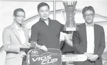  ?? PHOTO BY ROGER RAÑADA ?? Toyota Quezon Avenue’s seasoned driver Allan Uy hoists the Toyota Vios Cup Season 3 Overall Champion trophy during the tourney’s awarding ceremonies held at the Buddha Bar in Makati City.