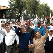  ?? Santiago Armas - 16.mar.2017/Xinhua ?? O opositor Guillermo Lasso (centro) em passeata em Quito