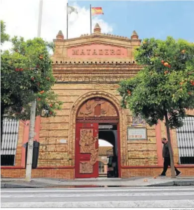  ?? ALBERTO DOMÍNGUEZ ?? Puerta de acceso en la fachada principal del edificio del antiguo matadero municipal.