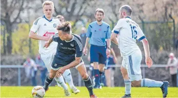  ?? FOTO: PETER SCHLIPF ?? Der TSV Essingen möchte gegen den Abstiegska­ndidaten aus Wangen gerne ein Erfolgserl­ebnis feiern. Zuletzt hatte die Mannschaft von Trainer Norbert Stippel gegen vermeintli­ch leichte Gegner ihre Probleme.