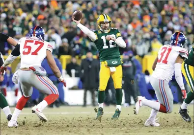  ?? JERRY LAI / USA TODAY SPORTS ?? Green Bay Packers quarterbac­k Aaron Rodgers aims downfield against the New York Giants during the second half in their NFC wildcard playoff game at Lambeau Field in Green Bay, Wisconsin, on Sunday. The Packers won 38-13.