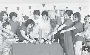  ?? ?? CERIA: (Dari empat kiri) Teresa, Lau serta yang lain memotong kek sempena sambutan Tahun Baharu Cina Tadika YMCA Yakin Diri semalam.